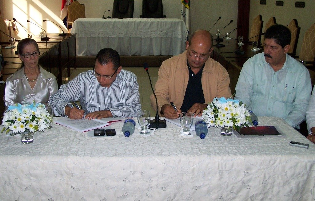 Firman contrato Consultoría Rescate Integral Barrio  Sal Si puedes